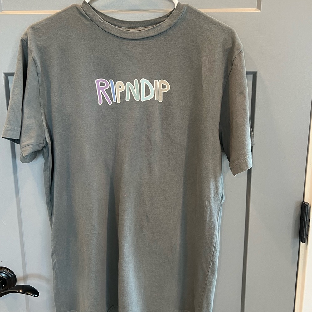 Gray unisex Rip n dip t-shirt.